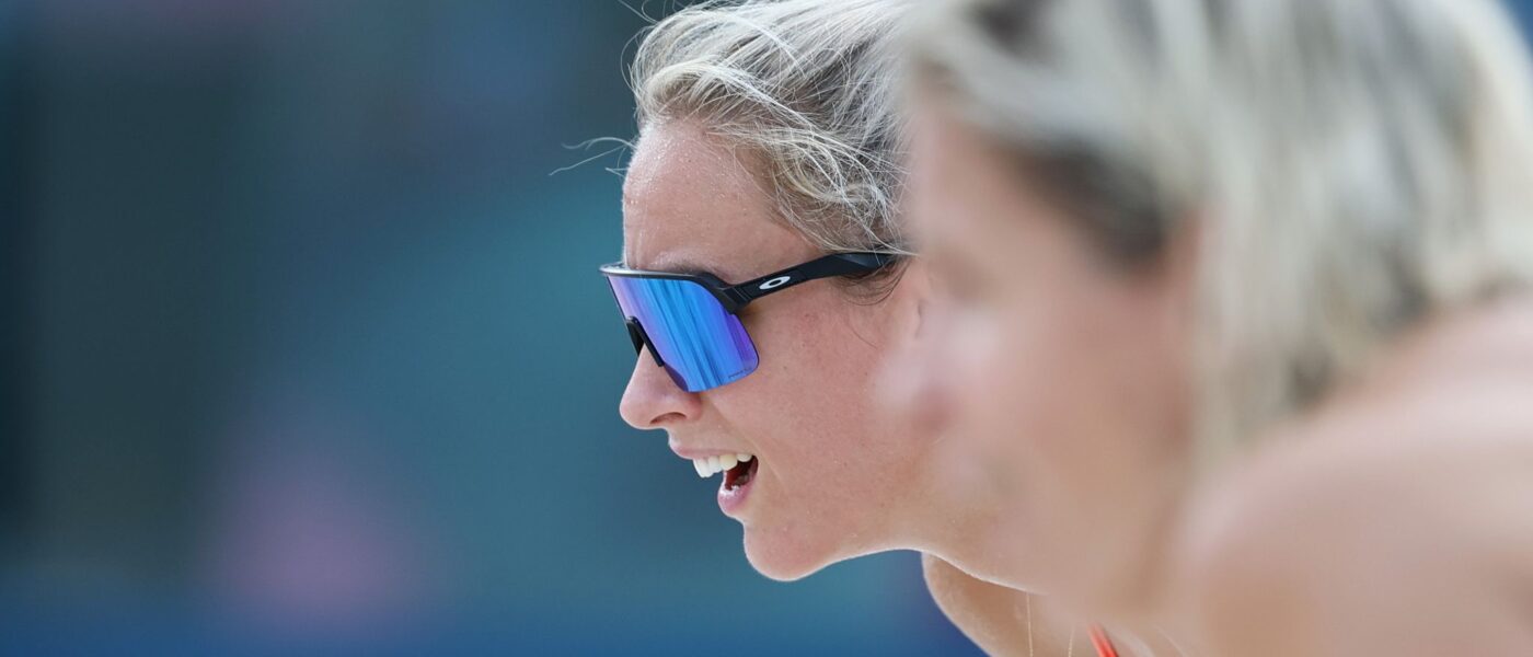 Olympia-Enttäuschung weg: Louisa Lippmann (l) und Laura Ludwig sind bei der EM im Achtelfinale.