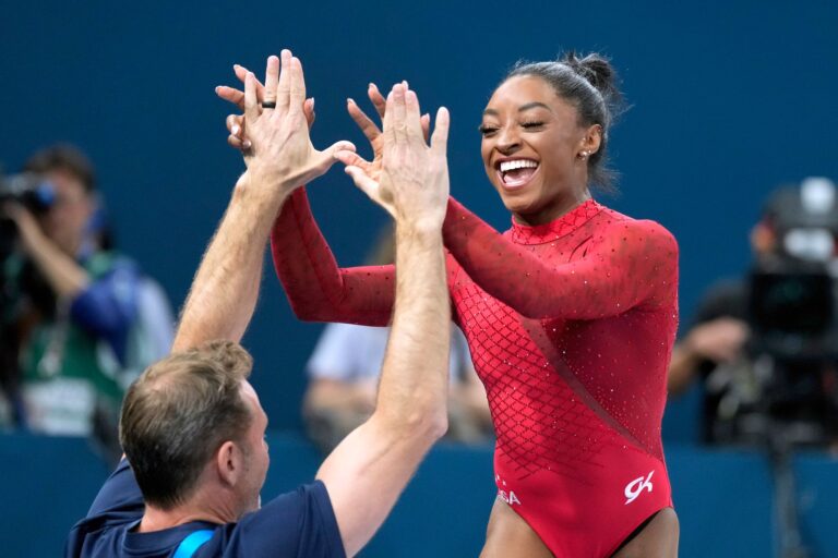 Feiert ihren dritten Triumph in Paris: Simone Biles.