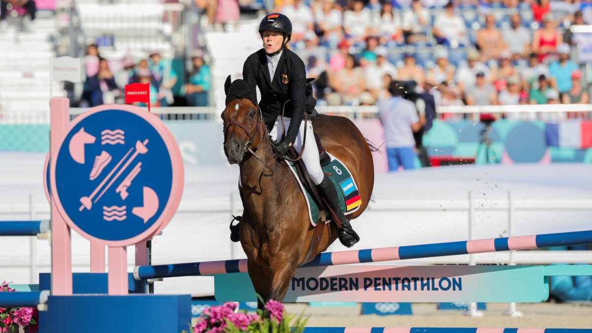 Fünfkämpferin Annika Zillekens strauchelt beim Reiten.