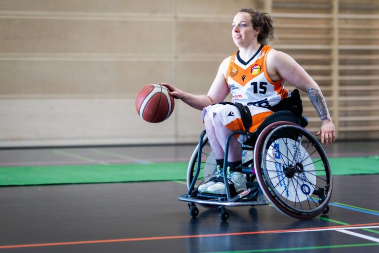 Profi-Rollstuhlbasketballerin Vanessa Erskine spielt in der Liga in einem Männer-Team.