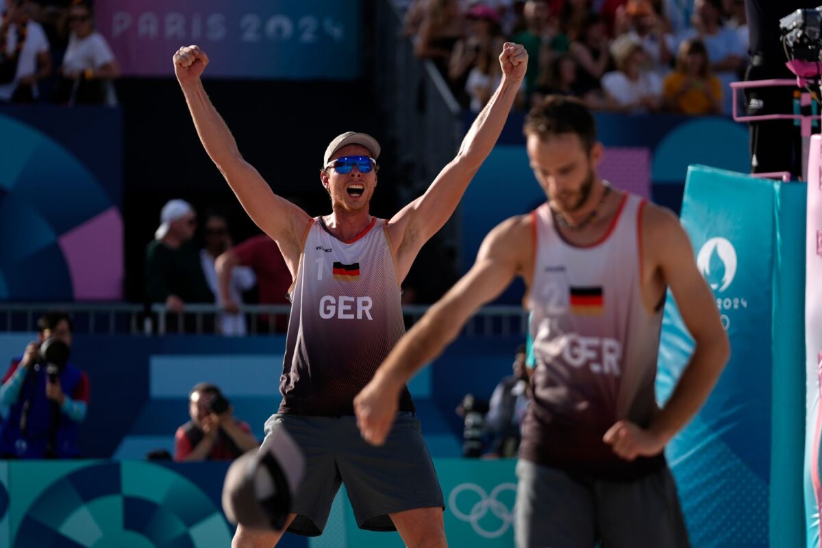 Im Finale treffen die Deutschen Nils Ehlers (l) und Clemens Wickler auf den großen Favoriten.