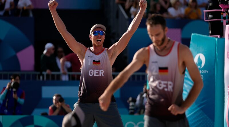 Im Finale treffen die Deutschen Nils Ehlers (l) und Clemens Wickler auf den großen Favoriten.