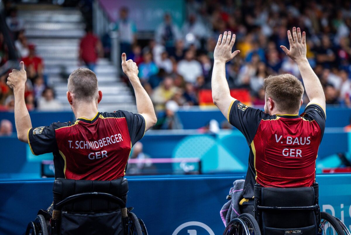 Das Tischtennis-Doppel Thomas Schmidberger (l) und Valentin Baus will auch am Samstag mit den Fans jubeln.