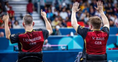 Das Tischtennis-Doppel Thomas Schmidberger (l) und Valentin Baus will auch am Samstag mit den Fans jubeln.