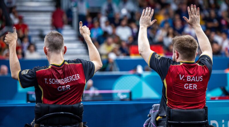 Das Tischtennis-Doppel Thomas Schmidberger (l) und Valentin Baus will auch am Samstag mit den Fans jubeln.