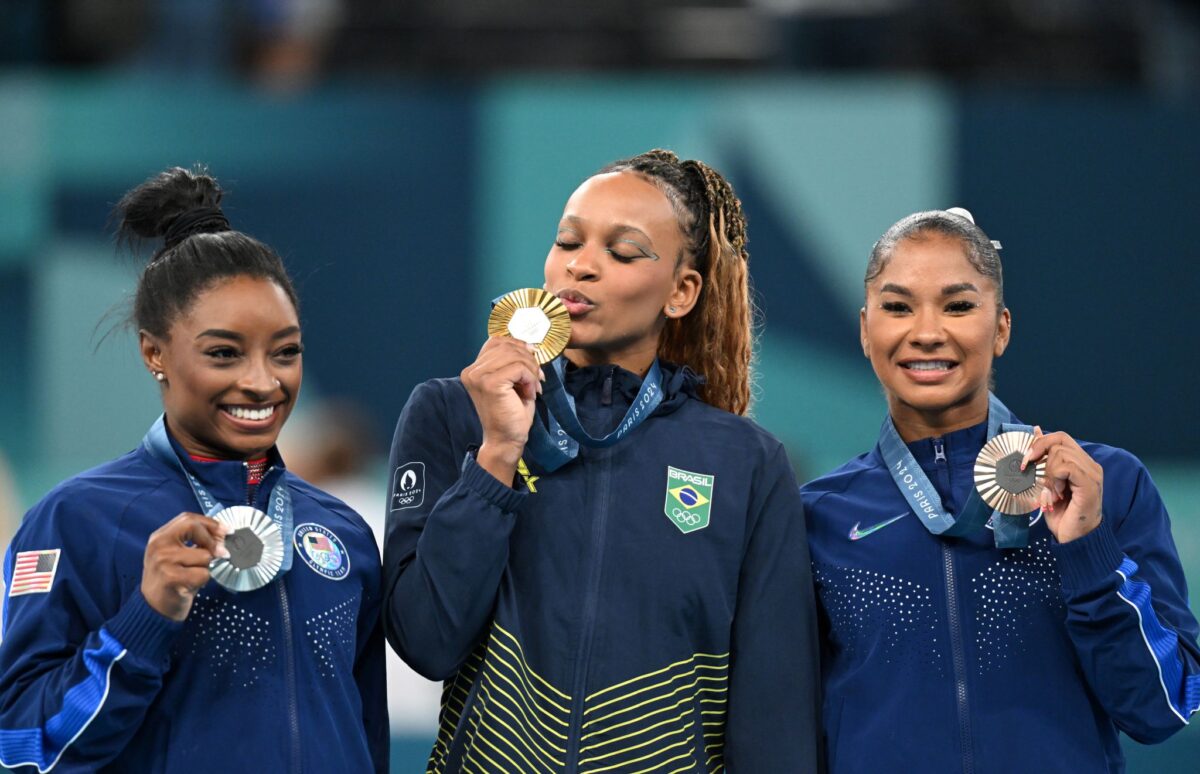 Bei der Siegerehrung hatte Jordan Chiles (r) ihre Medaille noch - das Internationale Sportgericht entschied, zu Unrecht.