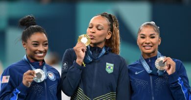 Bei der Siegerehrung hatte Jordan Chiles (r) ihre Medaille noch - das Internationale Sportgericht entschied, zu Unrecht.