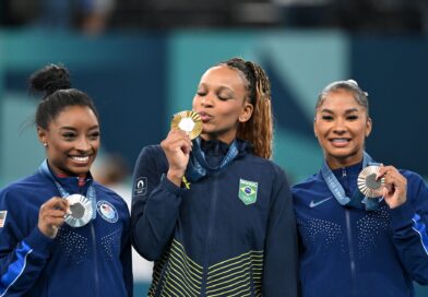 Bei der Siegerehrung hatte Jordan Chiles (r) ihre Medaille noch - das Internationale Sportgericht entschied, zu Unrecht.