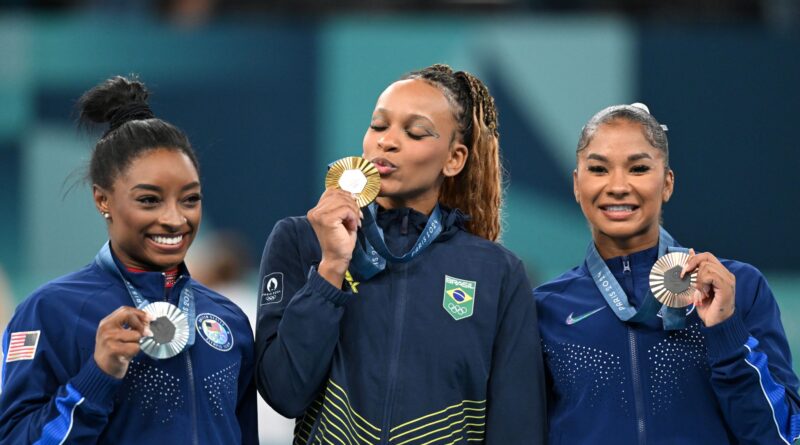 Bei der Siegerehrung hatte Jordan Chiles (r) ihre Medaille noch - das Internationale Sportgericht entschied, zu Unrecht.