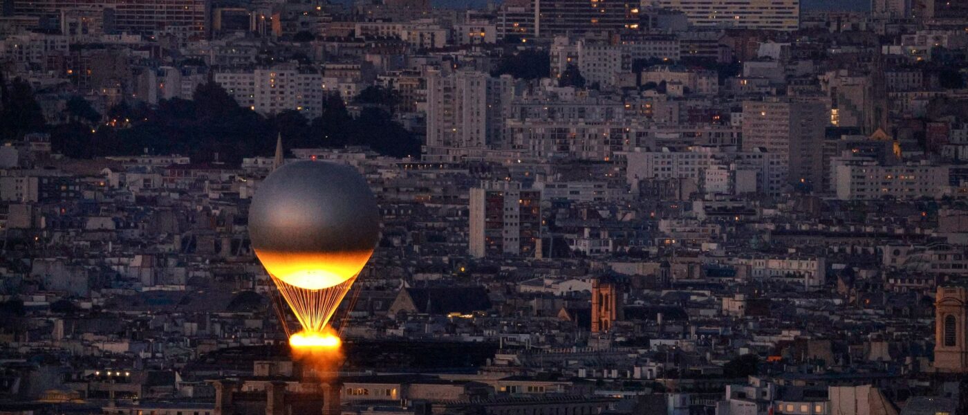 Der Kessel mit dem Olympischen Feuer fliegt an einem Ballon befestigt über Paris. Der Heliumballon stammt von einem darauf spezialisierten Unternehmen aus Augsburg. (Archivbild)