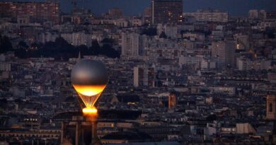 Der Kessel mit dem Olympischen Feuer fliegt an einem Ballon befestigt über Paris. Der Heliumballon stammt von einem darauf spezialisierten Unternehmen aus Augsburg. (Archivbild)