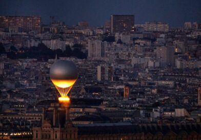 Der Kessel mit dem Olympischen Feuer fliegt an einem Ballon befestigt über Paris. Der Heliumballon stammt von einem darauf spezialisierten Unternehmen aus Augsburg. (Archivbild)