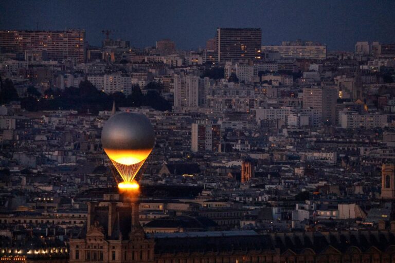 Der Kessel mit dem Olympischen Feuer fliegt an einem Ballon befestigt über Paris. Der Heliumballon stammt von einem darauf spezialisierten Unternehmen aus Augsburg. (Archivbild)