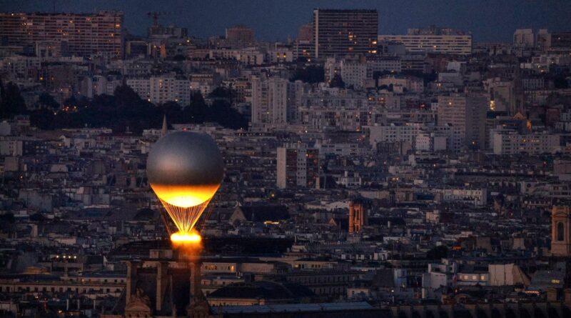 Der Kessel mit dem Olympischen Feuer fliegt an einem Ballon befestigt über Paris. Der Heliumballon stammt von einem darauf spezialisierten Unternehmen aus Augsburg. (Archivbild)