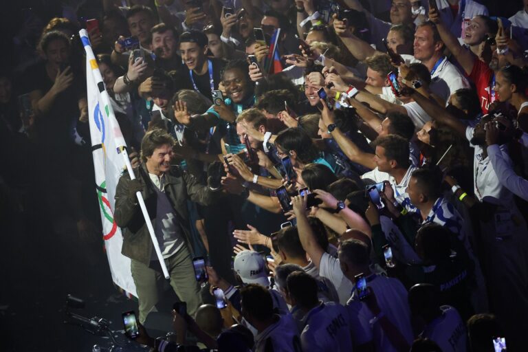 Tom Cruise war einer der Stars der Abschlussfeier in Paris.