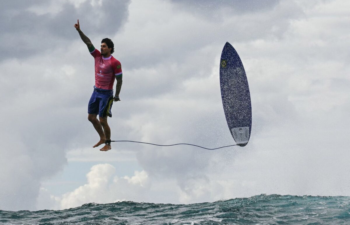 Es sieht aus, als würde Surfer Gabriel Medina in der Luft schweben