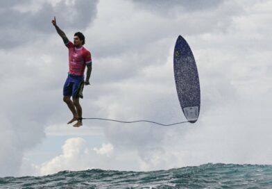 Es sieht aus, als würde Surfer Gabriel Medina in der Luft schweben