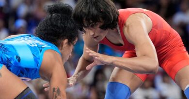 Der Gold-Traum ist geplatzt: Vinesh Vinesh (r.) wurde wegen Übergewichts vor dem Olympia-Finale disqualifiziert.