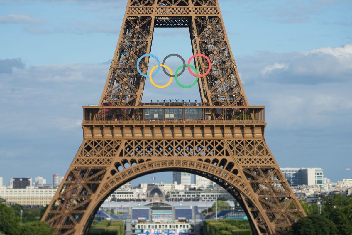 Die Olympische Ringe sollen auch nach dem Ende von Olympia dauerhaft auf dem Eiffelturm bleiben (Archivbild).