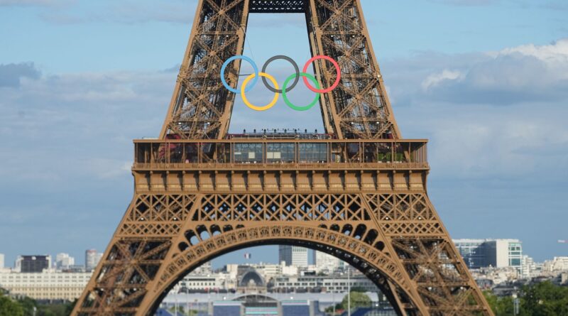 Die Olympische Ringe sollen auch nach dem Ende von Olympia dauerhaft auf dem Eiffelturm bleiben (Archivbild).