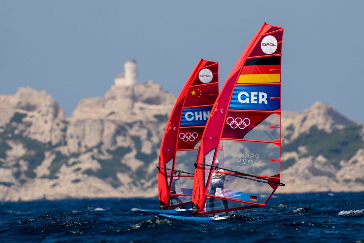 Die deutsche Windsurferin Theresa Steinlein verpasst das olympische Halbfinale knapp.