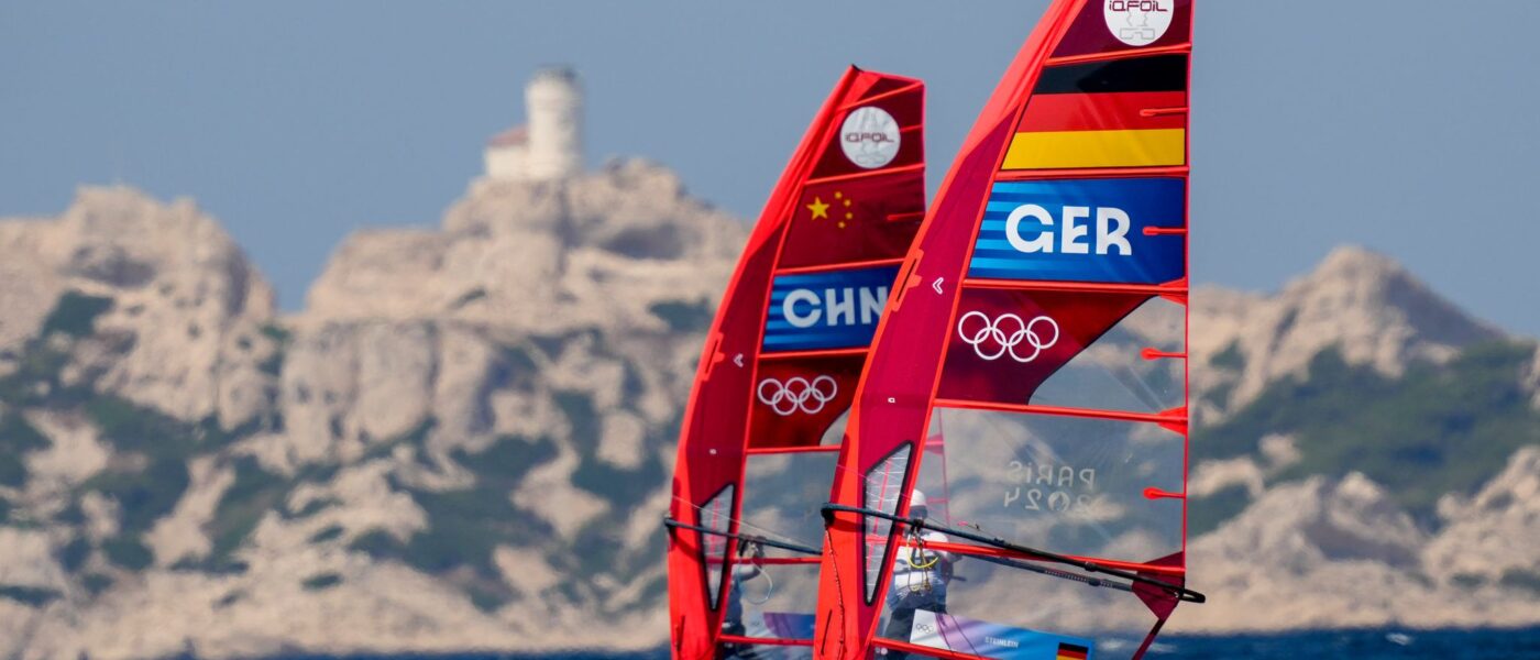 Die deutsche Windsurferin Theresa Steinlein verpasst das olympische Halbfinale knapp.