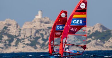 Die deutsche Windsurferin Theresa Steinlein verpasst das olympische Halbfinale knapp.