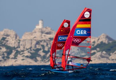 Die deutsche Windsurferin Theresa Steinlein verpasst das olympische Halbfinale knapp.