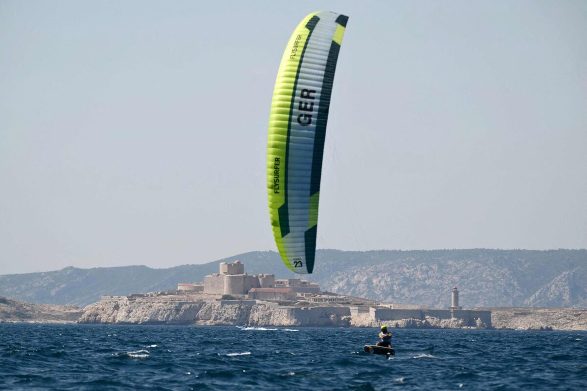 Der Deutsche Jannis Maus feiert mit den Kitesurfern Olympia-Premiere.