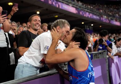 Alessandro Ossola machte nach seinem 100-Meter-Rennen seiner Freundin Arianna einen Heiratsantrag.