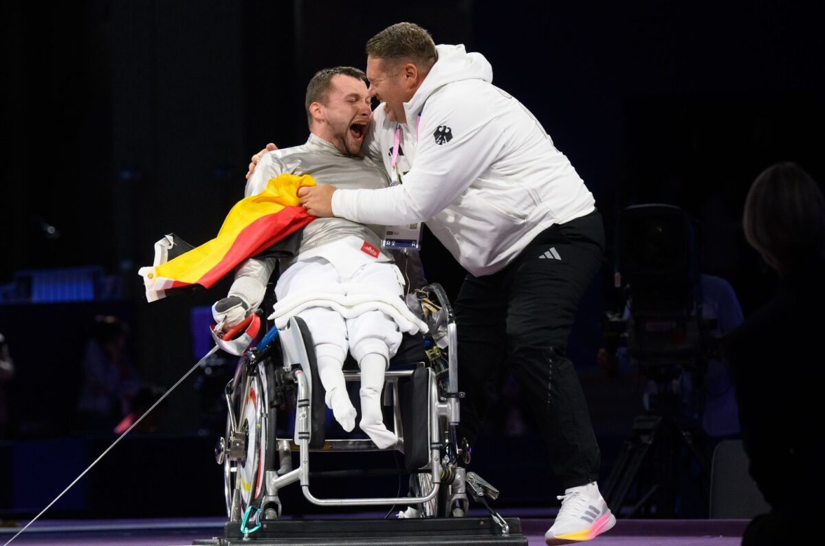 Trainer Alexander Bondar feiert mit Paralympics-Sieger Maurice Schmidt.