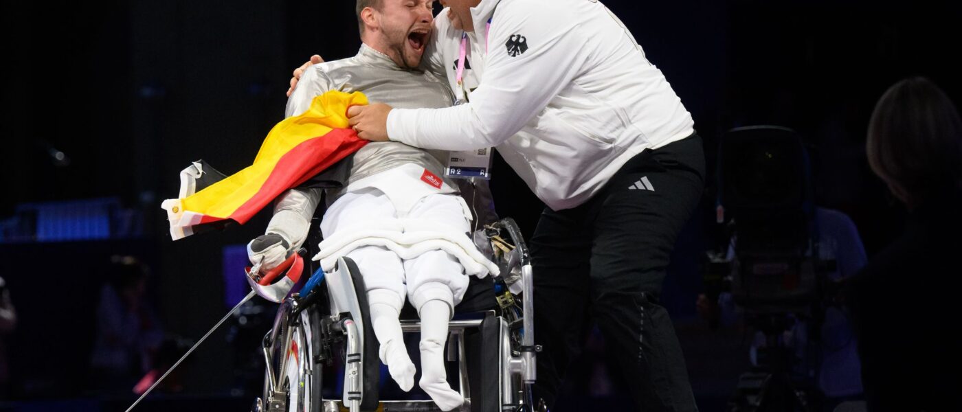 Trainer Alexander Bondar feiert mit Paralympics-Sieger Maurice Schmidt.