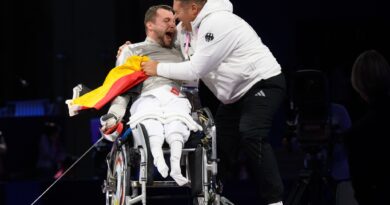 Trainer Alexander Bondar feiert mit Paralympics-Sieger Maurice Schmidt.