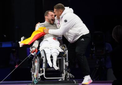 Trainer Alexander Bondar feiert mit Paralympics-Sieger Maurice Schmidt.