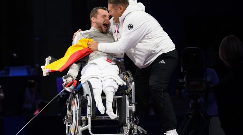 Trainer Alexander Bondar feiert mit Paralympics-Sieger Maurice Schmidt.