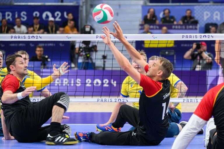 Die Sitzvolleyballer spielen zum Abschluss der Gruppenphase gegen Iran.