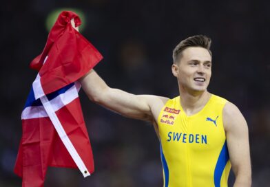 Norwegens Hürden-Star Warholm musste nach seiner 100-Meter-Niederlage gegen Schwedens Stabhochspringer ein schwedisches Trikot anziehen.