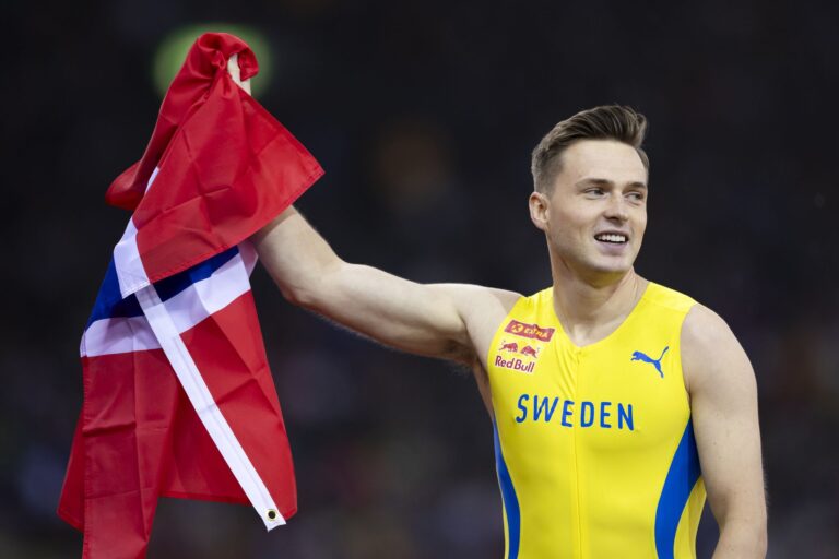 Norwegens Hürden-Star Warholm musste nach seiner 100-Meter-Niederlage gegen Schwedens Stabhochspringer ein schwedisches Trikot anziehen.