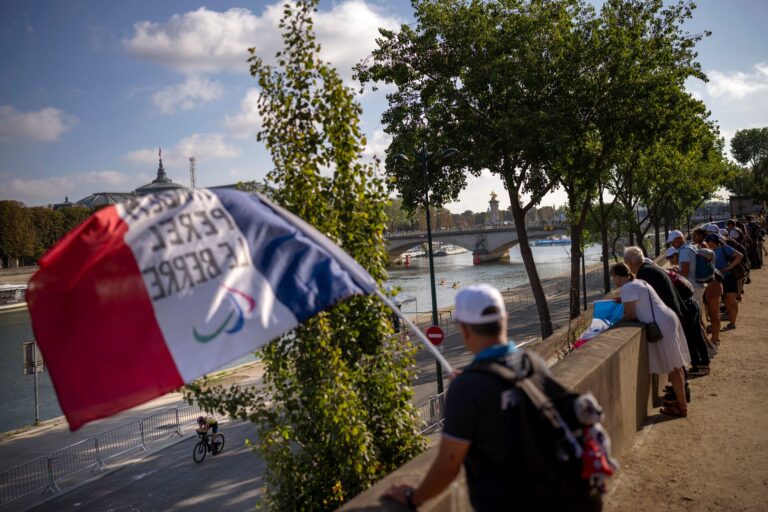 Die Begeisterung der Zuschauer hält auch während der Paralympics in Paris an.