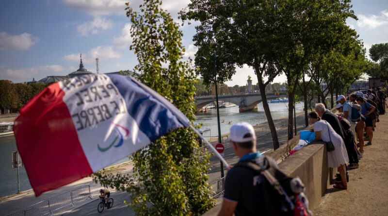 Die Begeisterung der Zuschauer hält auch während der Paralympics in Paris an.