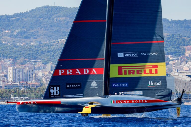 Segelt um die Teilnahme am 37. America's Cup: das AC75-Boot des italienischen Luna Rosa Prada Pirelli Teams.