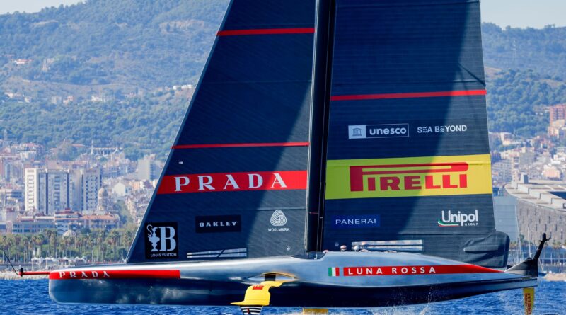 Segelt um die Teilnahme am 37. America's Cup: das AC75-Boot des italienischen Luna Rosa Prada Pirelli Teams.