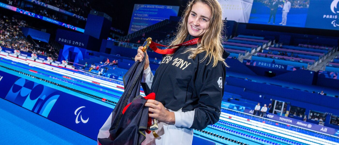 Schwimmerin Elena Semechin hat Gold gewonnen und darf die deutsche Fahne tragen.