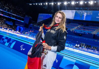 Schwimmerin Elena Semechin hat Gold gewonnen und darf die deutsche Fahne tragen.