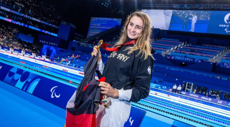 Schwimmerin Elena Semechin hat Gold gewonnen und darf die deutsche Fahne tragen.