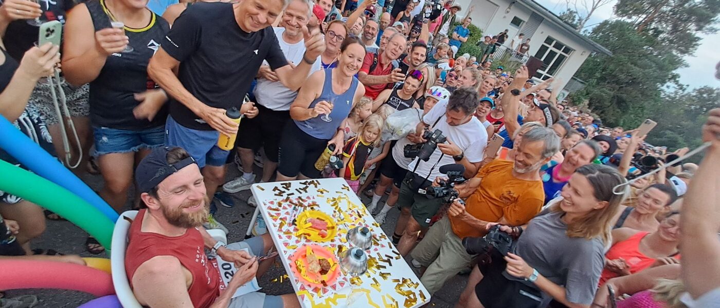 Ein Stück Kuchen und ein Glas alkoholfreier Sekt vor den letzten 12 Kilometern seiner Challenge 120.