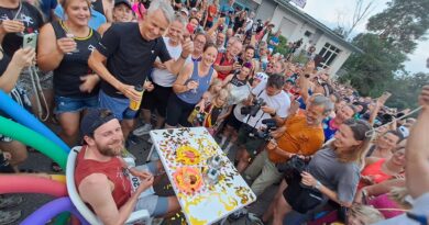 Ein Stück Kuchen und ein Glas alkoholfreier Sekt vor den letzten 12 Kilometern seiner Challenge 120.