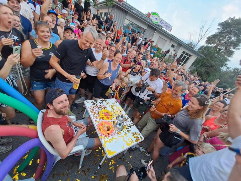 Ein Stück Kuchen und ein Glas alkoholfreier Sekt vor den letzten 12 Kilometern seiner Challenge 120.