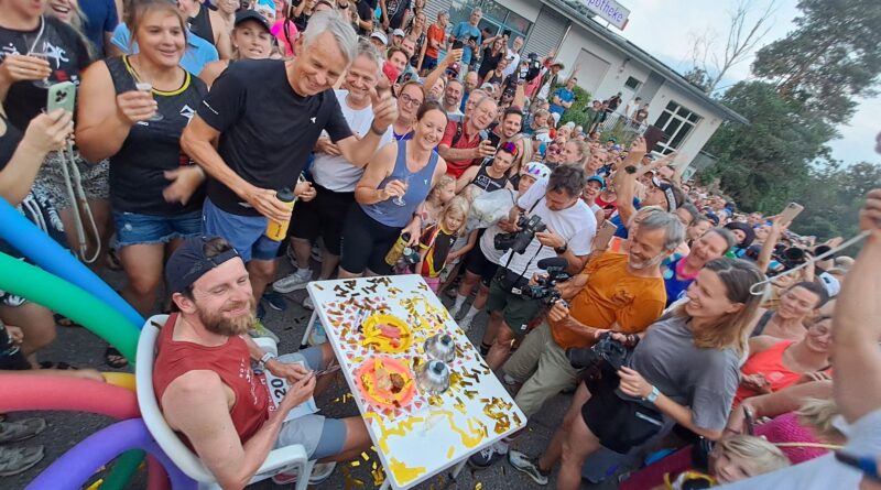 Ein Stück Kuchen und ein Glas alkoholfreier Sekt vor den letzten 12 Kilometern seiner Challenge 120.