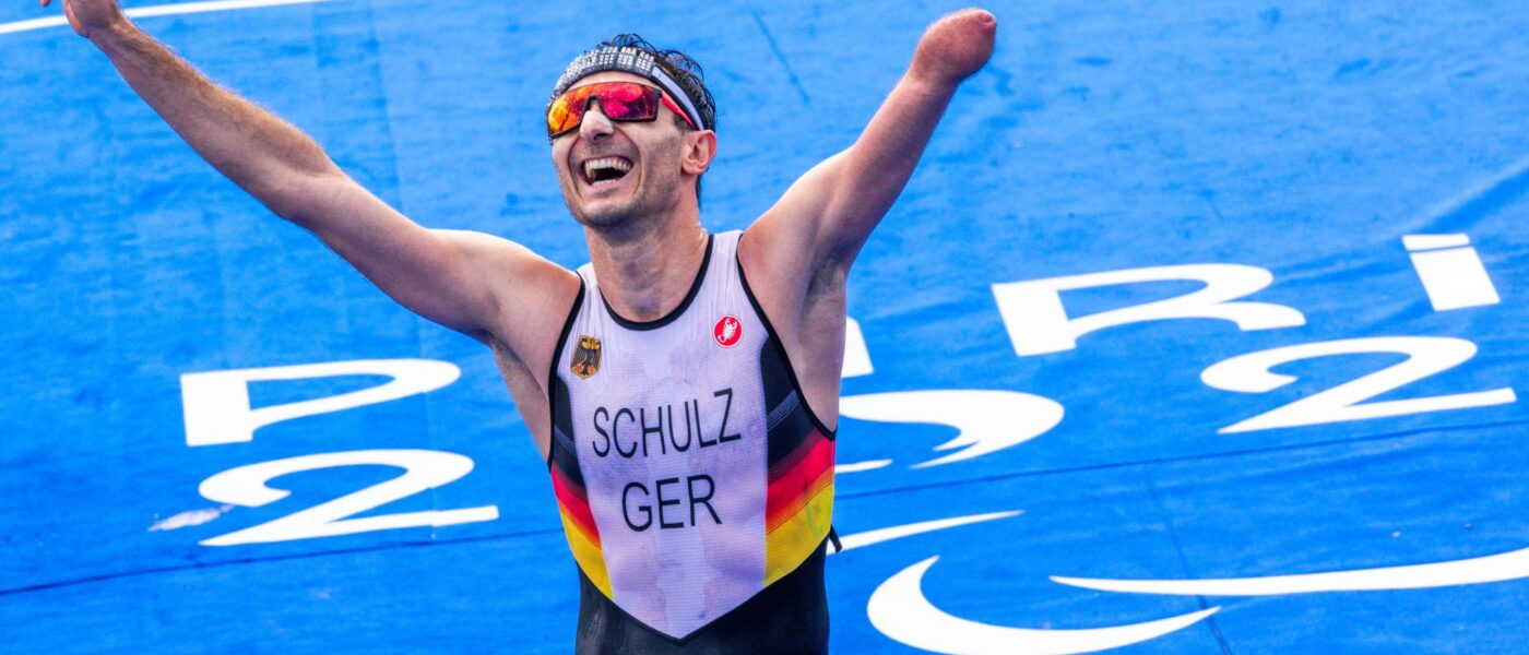 Triathlet Martin Schulz freut sich über Bronze.